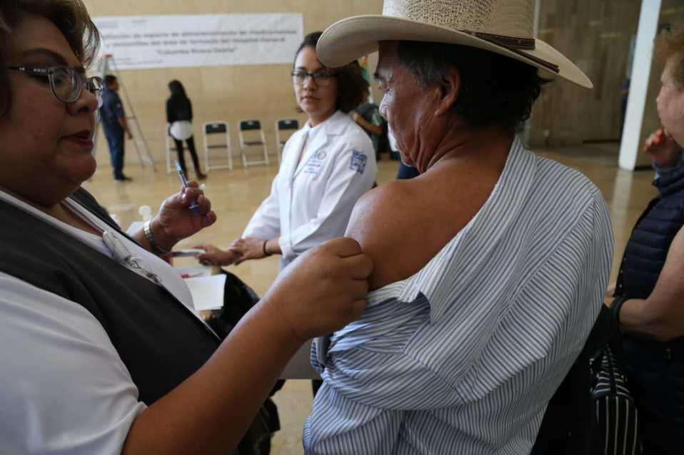 Vacunacion contra la influenza en el ISSSTE. (Jorge Sánchez)