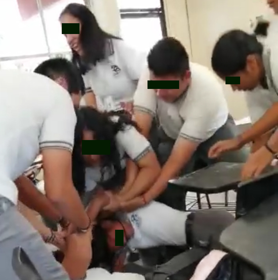 Estudiante fue golpeada al interior del salón de clases.
