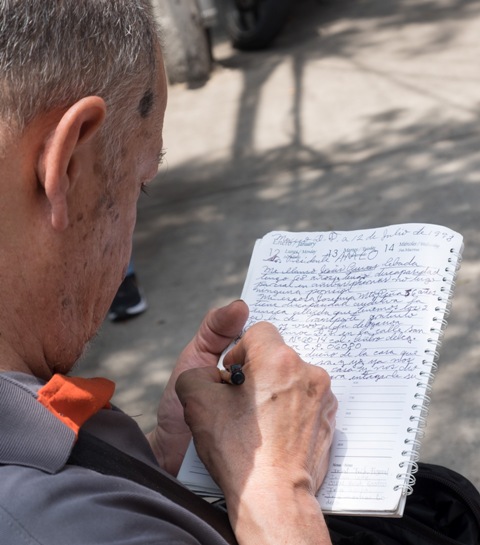 Un hombre escribe una carta para López Obrador afuera de la casa de gestión, entonces en la colonia Roma, durante la campaña/Cuartoscuro.