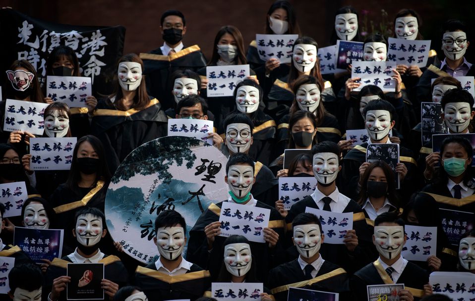 Hong Kong. Estudiantes usan máscaras de Guy Fawkes durante su ceremonia de graduación en la Universidad Politécnica. (AFP)