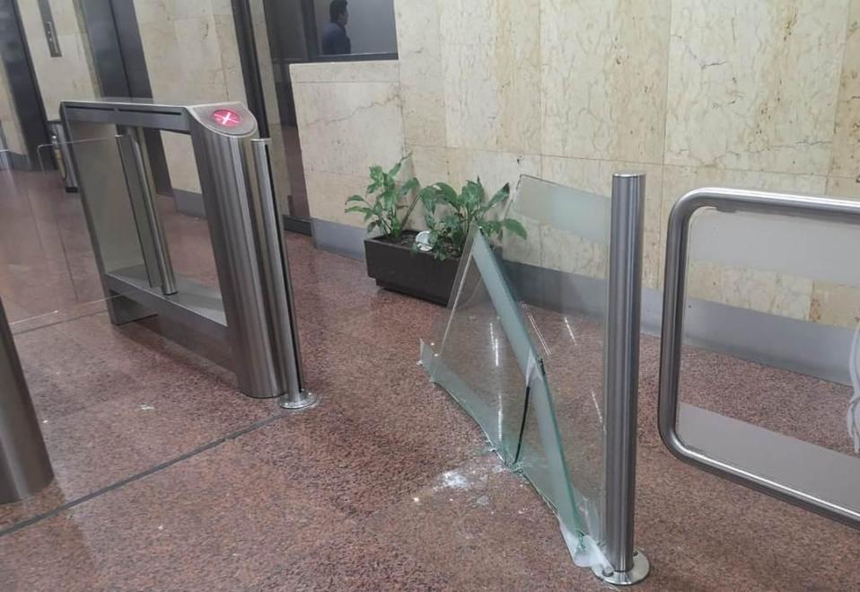 Manifestantes dañan oficina de inmobiliaria en Reforma. | César Velázquez