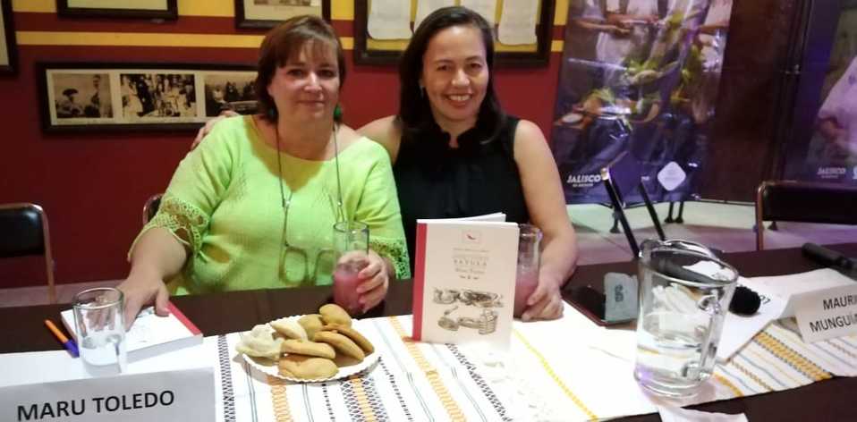 Maru Toledo y Arabella González, autora y editora de Comer y vivir en Sayula (Enrique Vázquez).