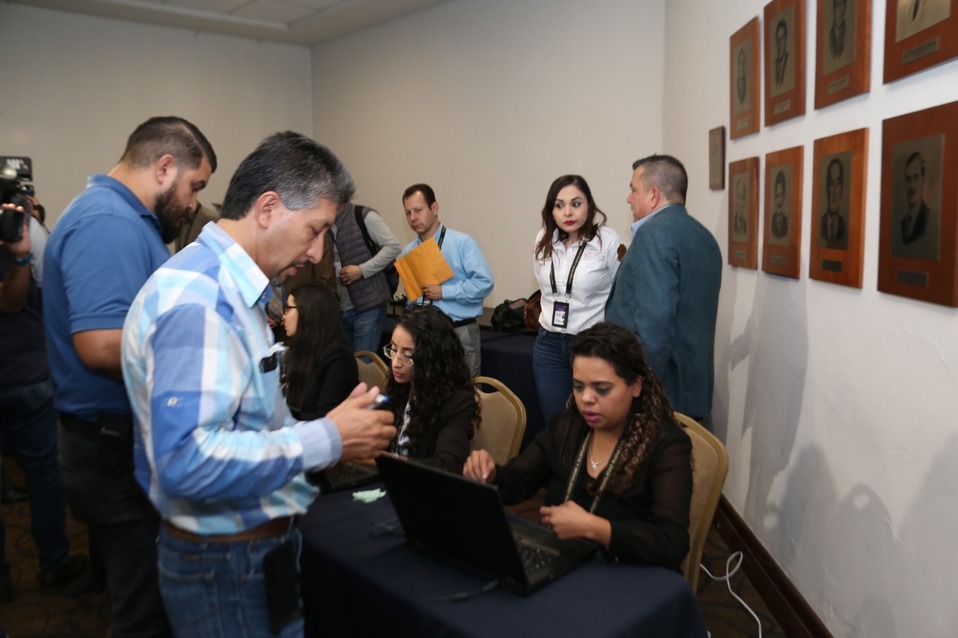 17 mil 700 operadores que han reunido los requisitos que solicita la AET (Foto: Raúl Palacios)