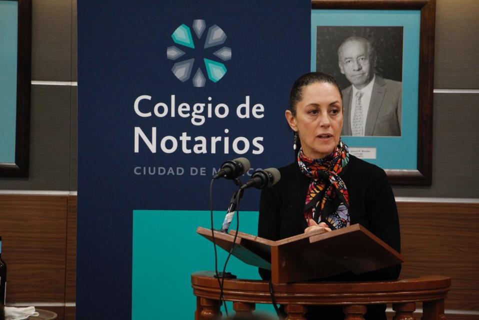 Sheinbaum durante la entrega de reconocimiento por parte del Colegio de Notarios.