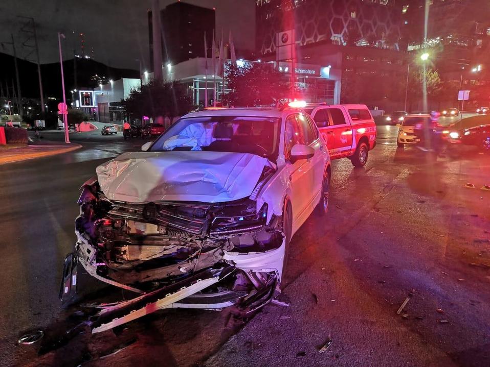 El accidente ocurrió tras ignorar un señalamiento de alto, en Valle Oriente. (Foto: Israel Santacruz)