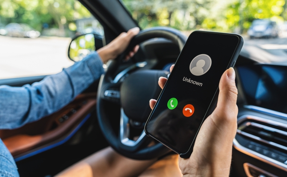 El acosador podía controlar el auto de su novia desde su celular. (Shutterstock)