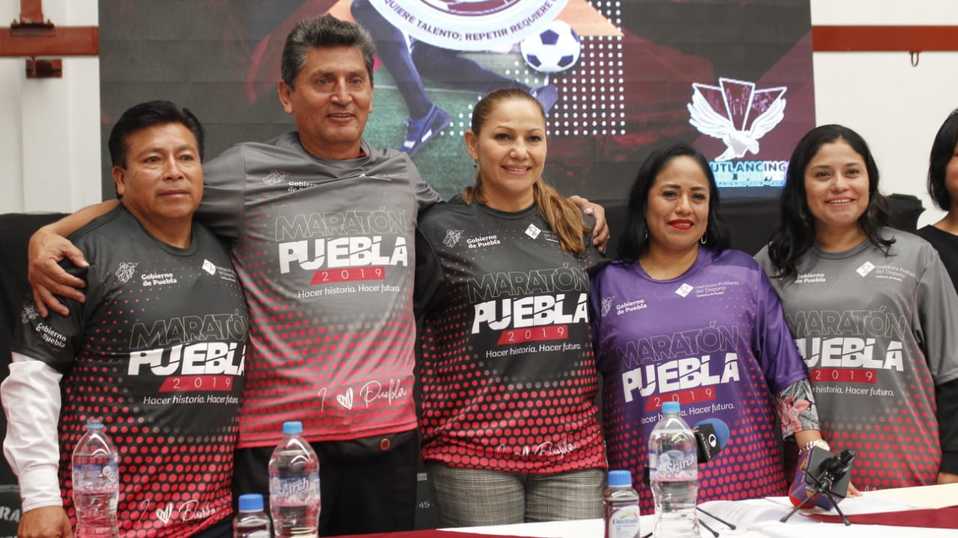 Autoridades de Cuautlancingo, encabezadas por su edil Guadalupe Daniel Hernández, presentaron detalles de sus programas deportivos. (Foto: Jesús Aguil