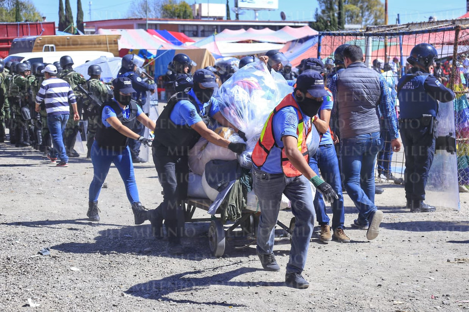 Hasta el momento, las autoridades no se han enfrentado contra los comerciantes, quienes manifestaron su molestia por este operativo. (Andrés Lobato)