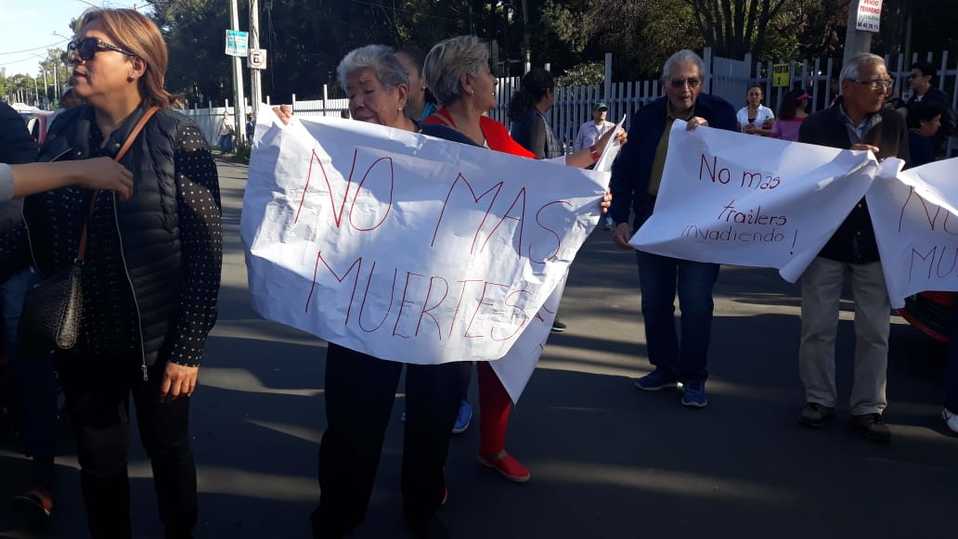 En el bloqueo vecinos exigen mayor seguridad para transeuntes. (Mariana Ulloa)