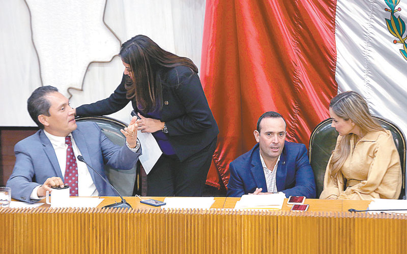 Carlos de la Fuente (izq.) dijo que desconfía de la actuación de Jesús Hernández. (ROBERTO ALANÍS)