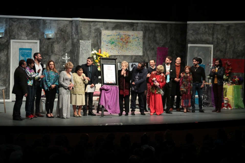 Carmen Salinas, Maxine Woodside y Alberto Estrella asistieron a la función. (Alfonso Manzano)