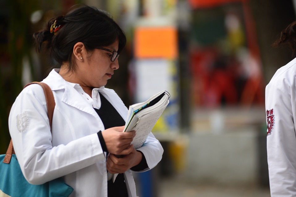Estudiante de medicina del IPN. (Archivo Cuartoscuro)