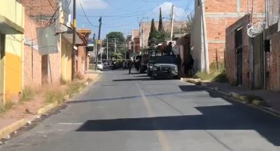 Los explosivos fueron localizados dentro de un vehículo localizado en la colonia Santa Elena Norte de Apaseo el Alto. Redes sociales.