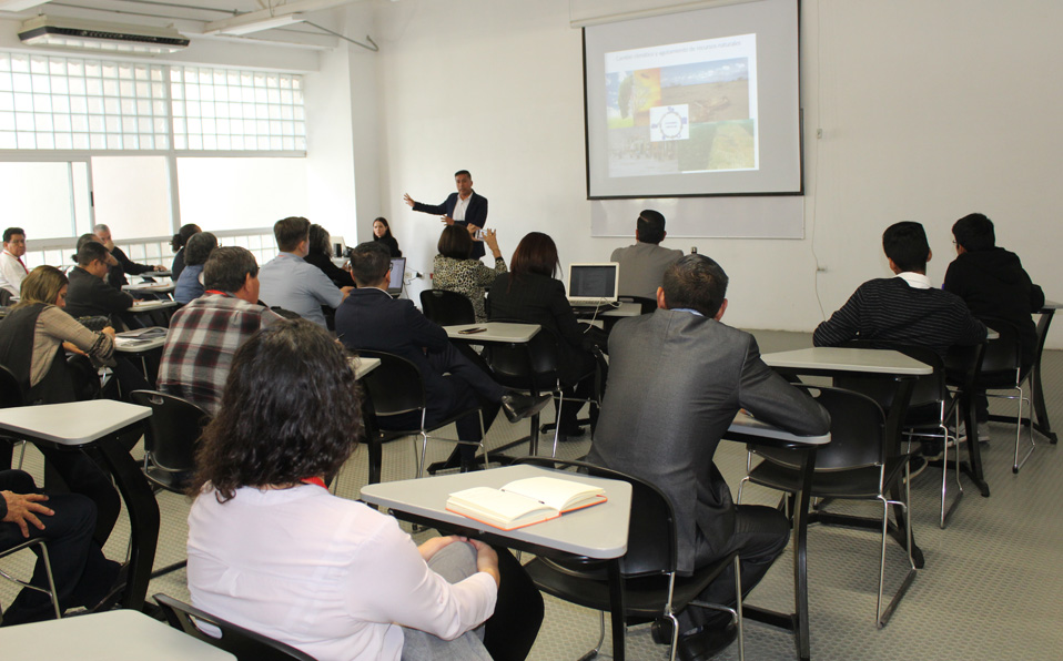 Foro Coahuila Hacia la Sociedad de Conocimiento contó con paneles de expertos, mesas de discusión, exposiciones y conferencias. (Claudia Luévano)