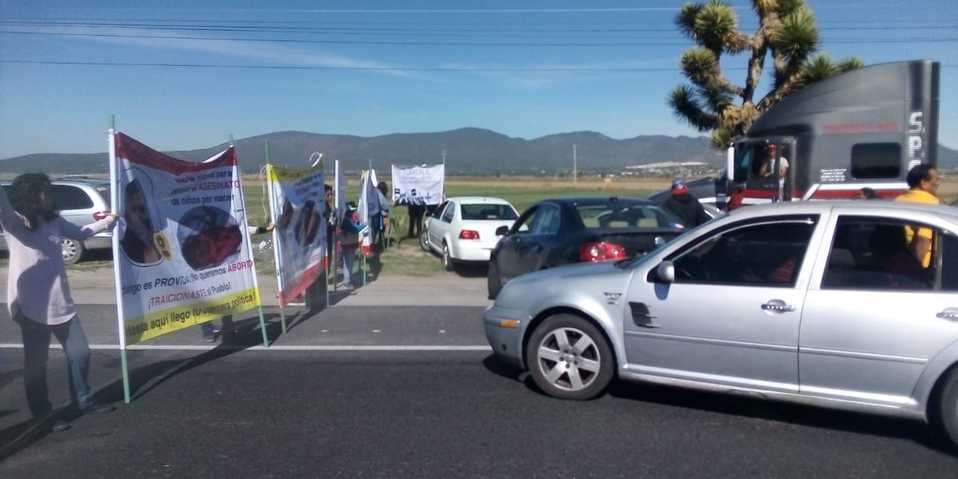 Cerca de 70 habitantes de Hidalgo cerraron un tramo de la carretera México-Pachuca. (Héctor Téllez)