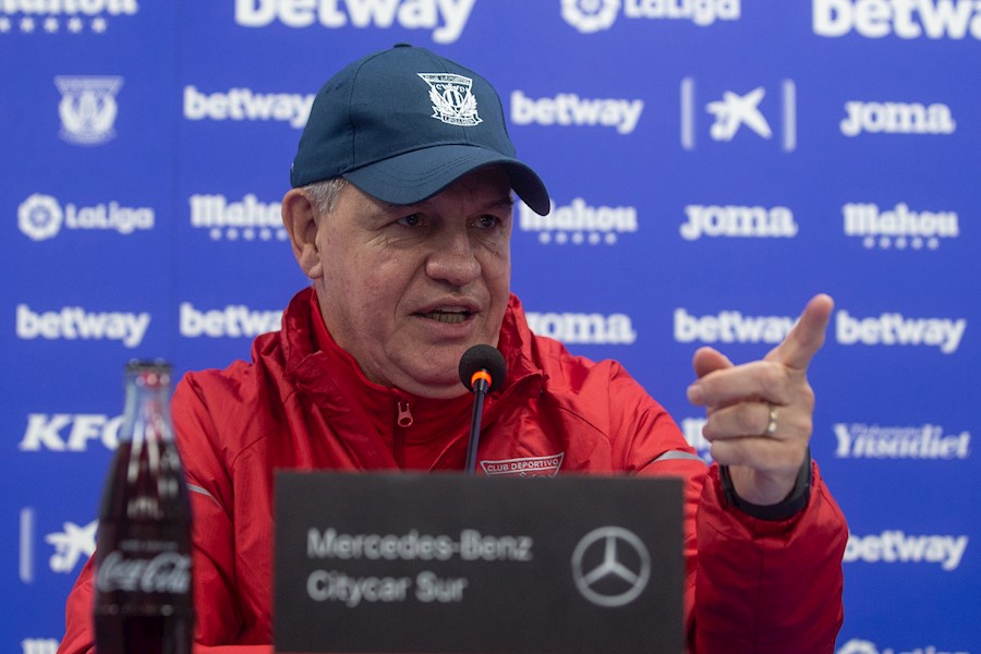 Javier Aguirre en conferencia de prensa (EFE)