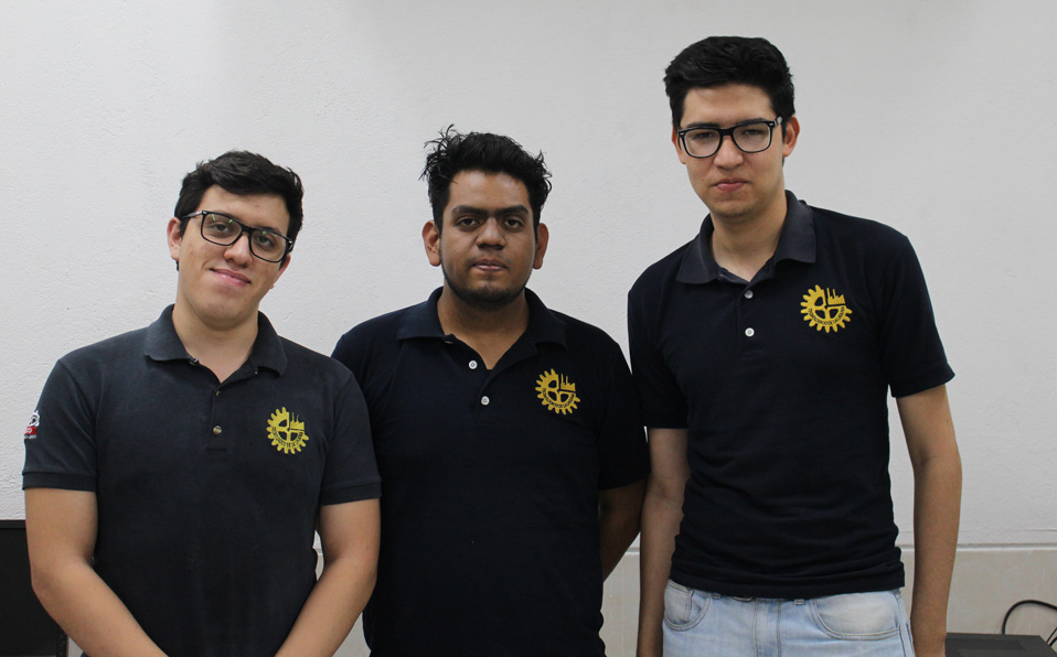 Joshua Daniel Sanz, Juan Alonso Pérez y Cristian Andrés Olague, ganadores de la etapa regional de Siemens Automation Challenge. (Liliana Yañez)