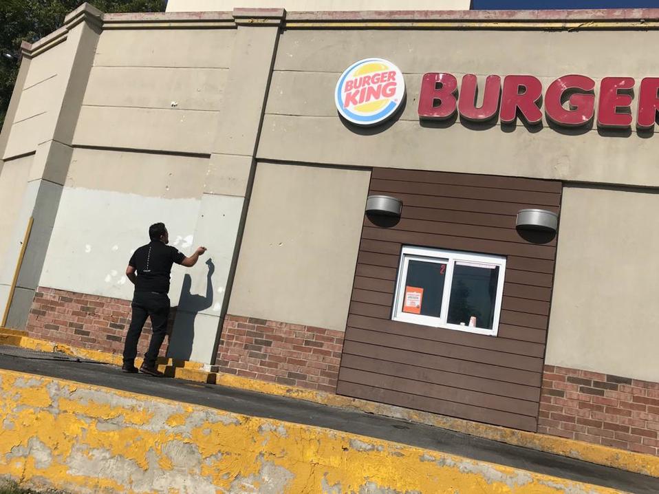 La refriega se suscitó en el estacionamiento de un restaurante de comida. (Elsa Gutíerrez)