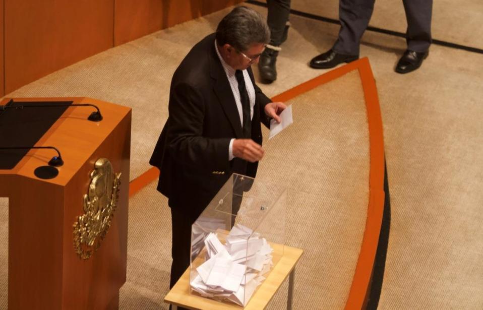 Ricardo Monreal durante la elección del ombudsman (Cuartoscuro)