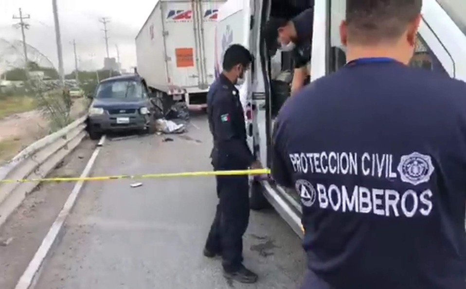 Servicios de ambulancias y bomberos acudieron al lugar del accidente. (Especial)