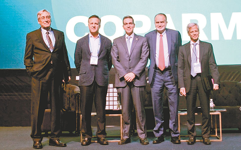 El director de Proeza (der.) participó en un panel realizado por la Coparmex. (Especial)