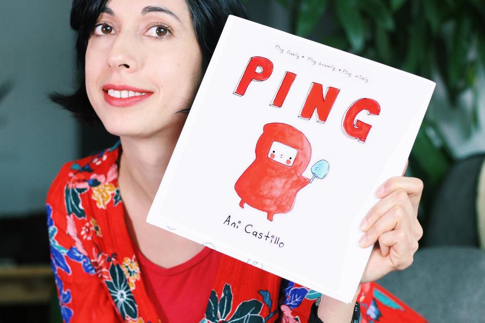 La escritora Ani Castillo y su primer libro Ping (Cortesía).