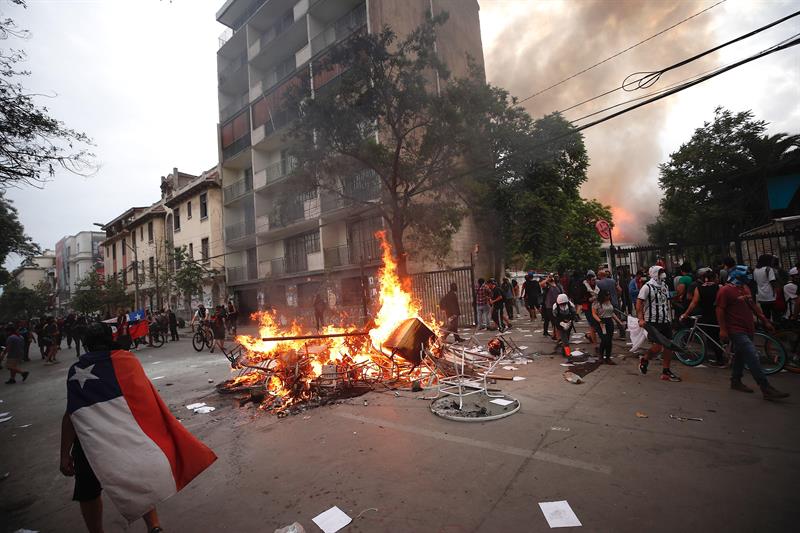 El incendio propagó rápidamente en la rectoría de la Universidad Pedro de Valdivia. (AFP)