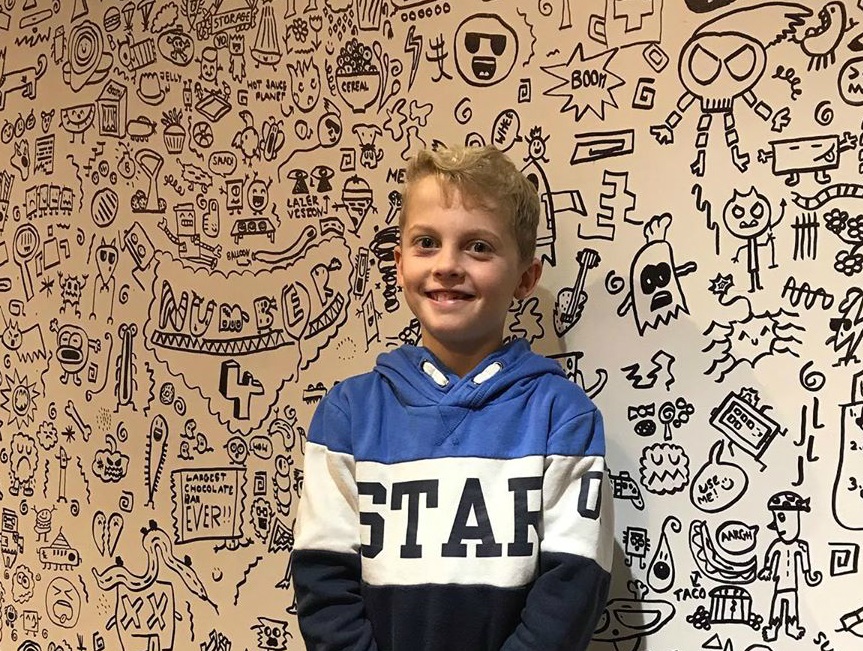 Joe Whale pasó de ser regañado por dibujar a ser contratado por un restaurante (Instagram).