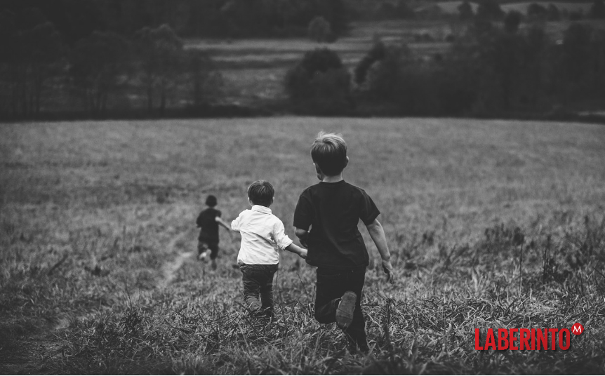 En un pasaje de 'Los hermanos Karamazov', Alioscha e Iván se reúnen para discutir el maltrato a los niños. (Pixabay)