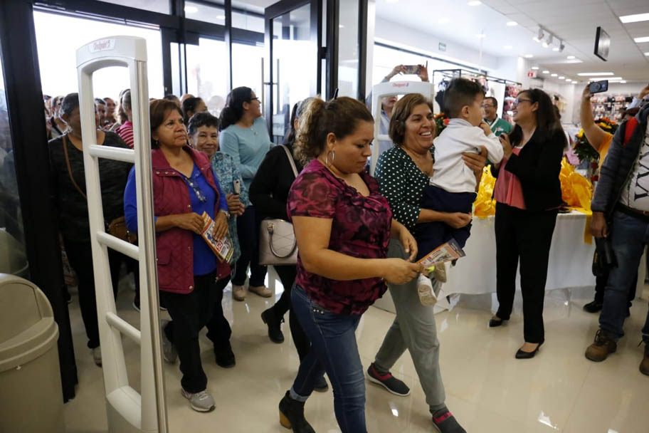 Suman 10 mil 500 colaboradores en las tiendas en toda la República Mexicana. (Rolando Riestra)