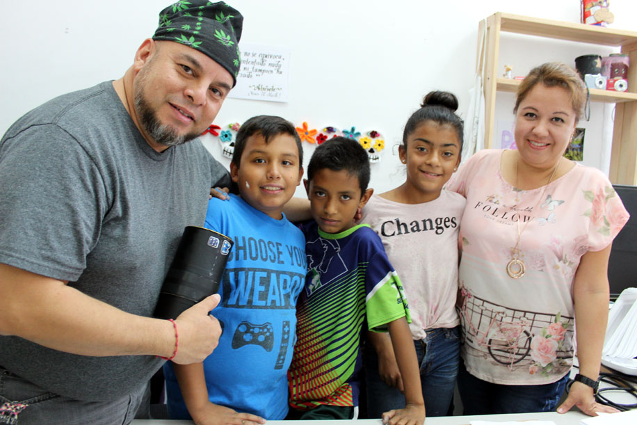 El taller de fotografía está integrado por 14 adolescentes y 26 niños. (Lilia Ovalle)