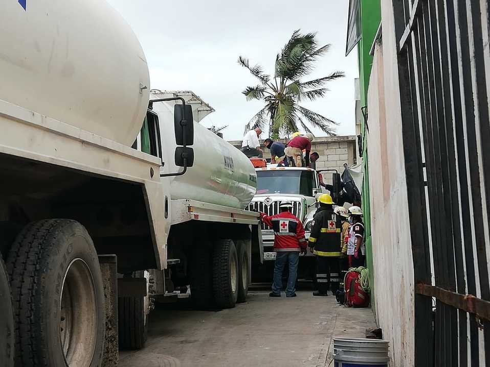 Trabajadores fueron rescatados del interior de la pipa. (Pablo Reyes)