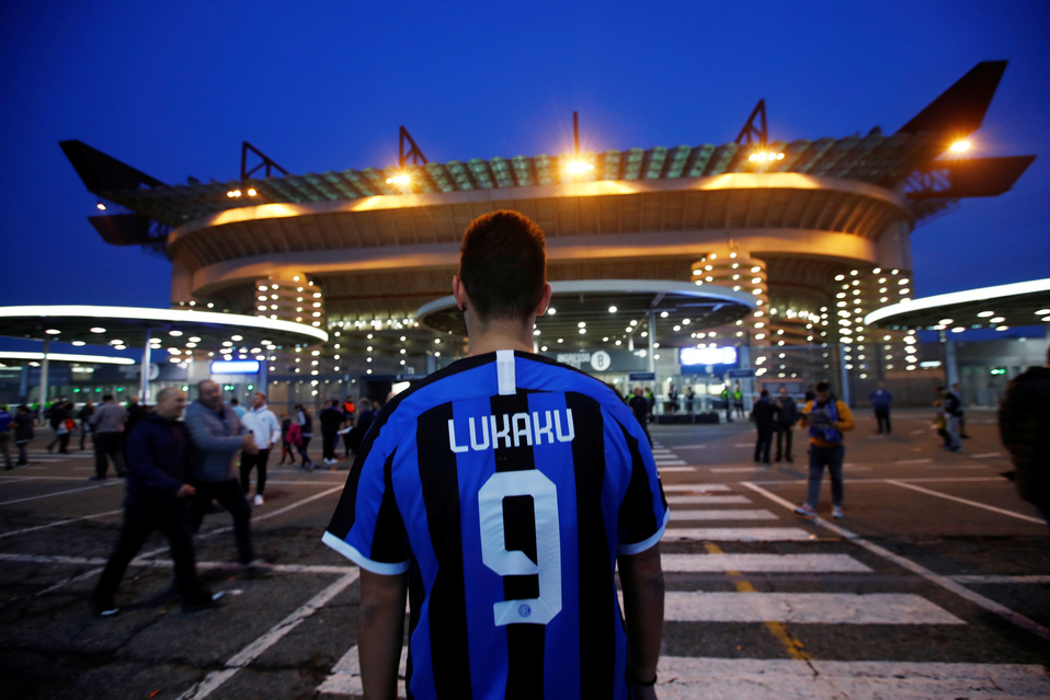 Un aficionado afuera del San Siro (Reuters)