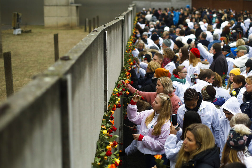 Los alemanes colocaron flores en la parte del muro que aún se mantiene de pie. (AP)