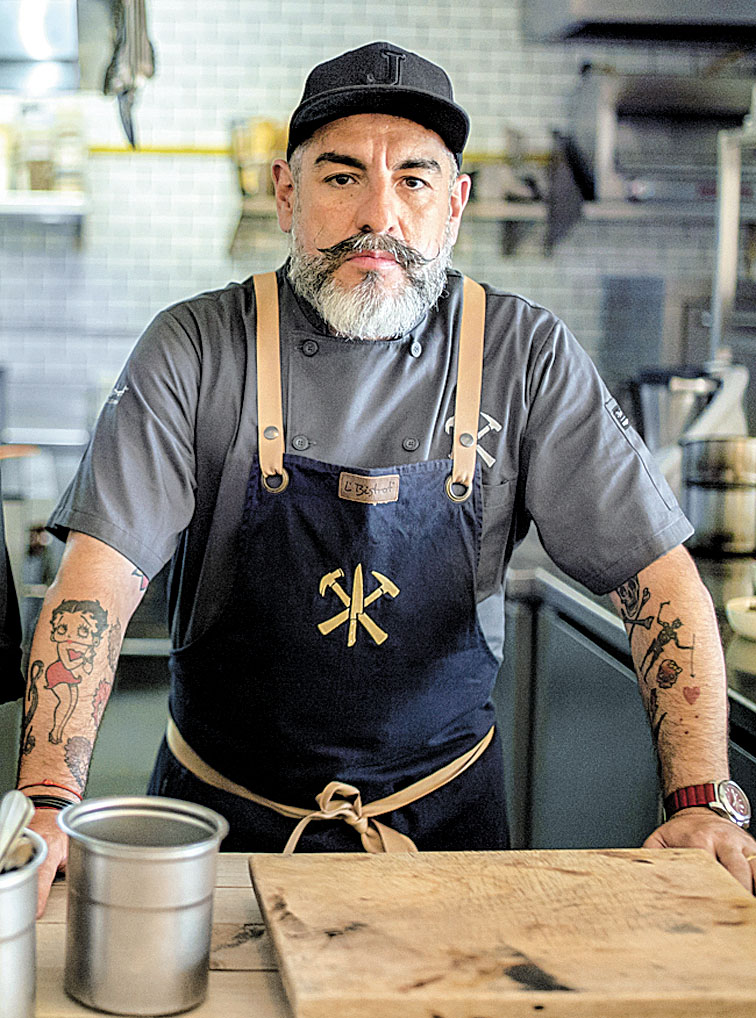 También cocina con sus amigos. (Especial)