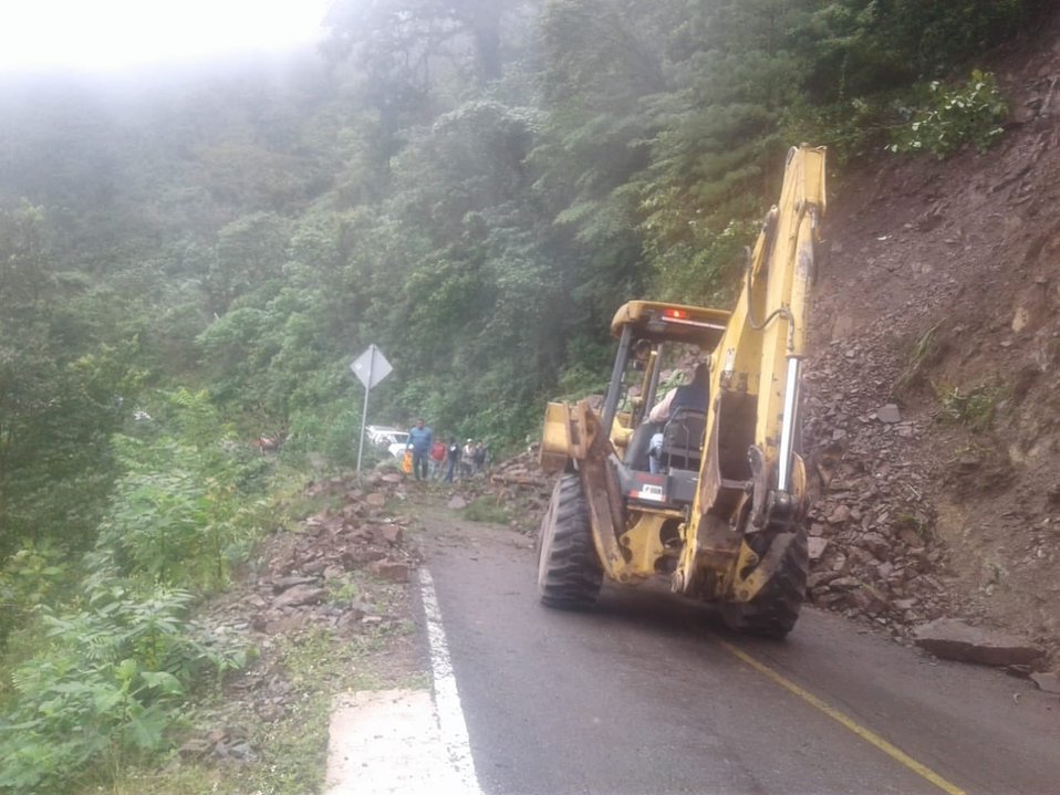 La carretera quedó bloqueada  por lodo, tierra y ramas de árboles tras el derrumbe registrado. (Especial)