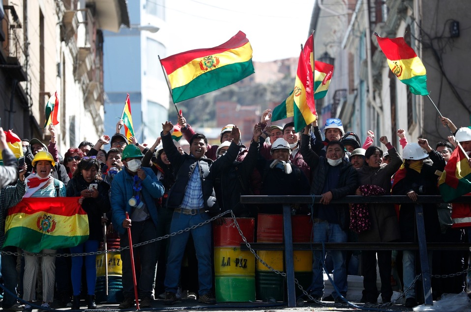 Cientos de personas se manifiestan contra la reelección de Evo Morales en Bolivia. (AP)