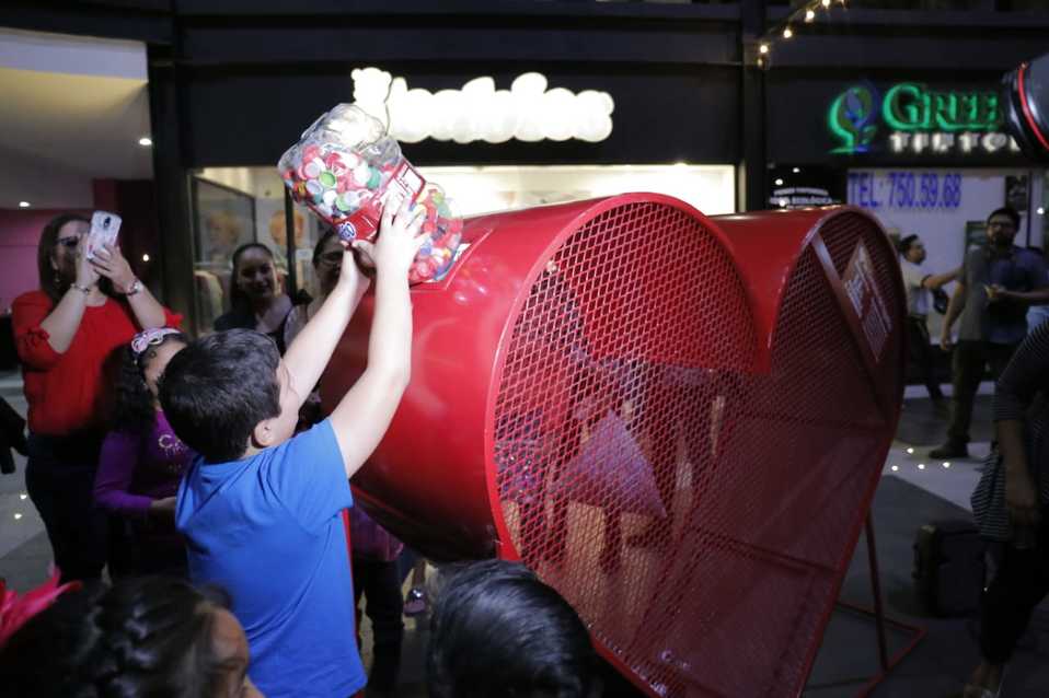 Este contenedor en forma de corazón, será para recolectar tapas y ayudar a niños con cáncer. (Mauricio Román)