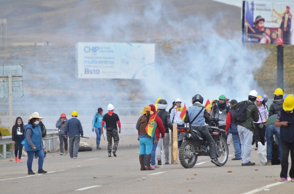 Un grupo de estudiantes que se trasladaba a La Paz para protestar contra Evo Morales fue emboscado. (EFE)
