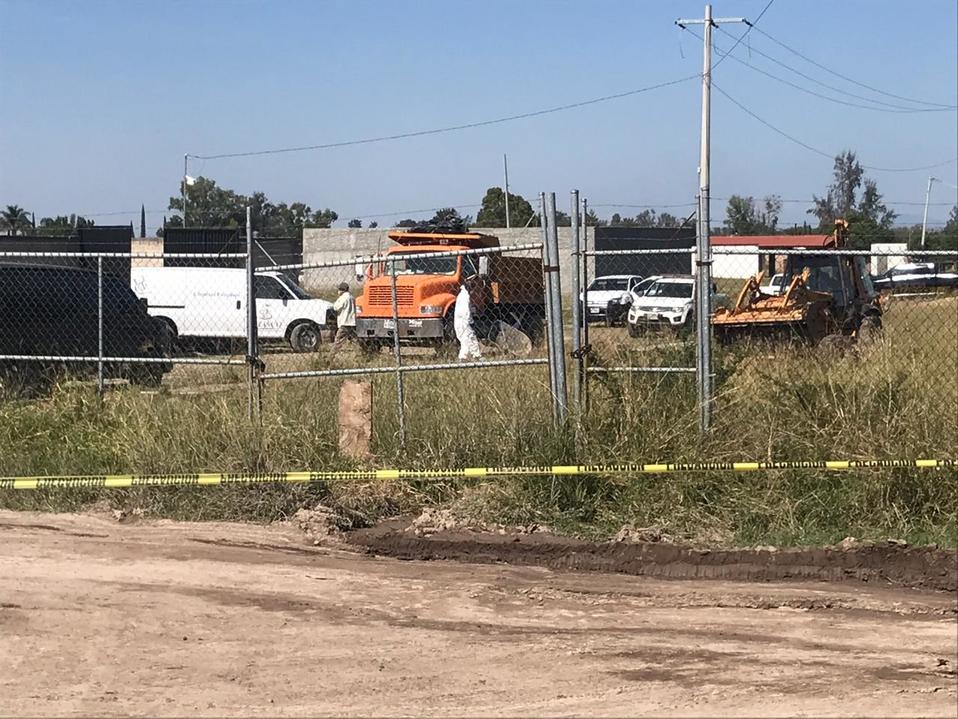 Personal forense labora en el sitio donde también hay maquinaria pesada (Elsa Martha Gutiérrez).