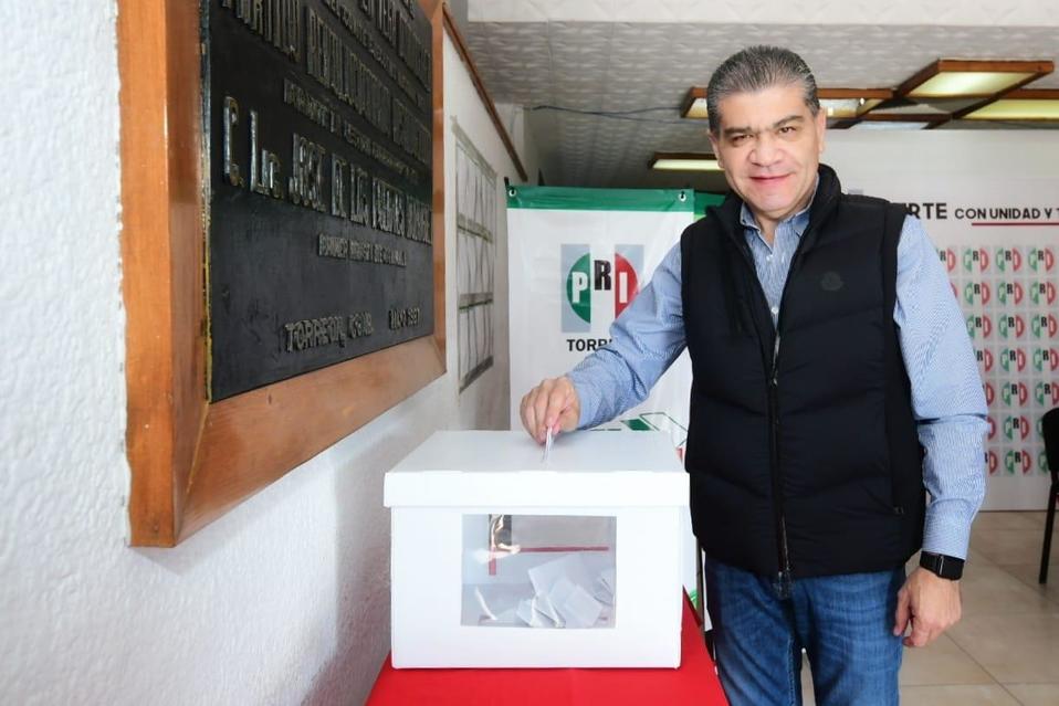 El gobernador Miguel Ángel Riquelme acudió a votar en la elección interna del PRI.