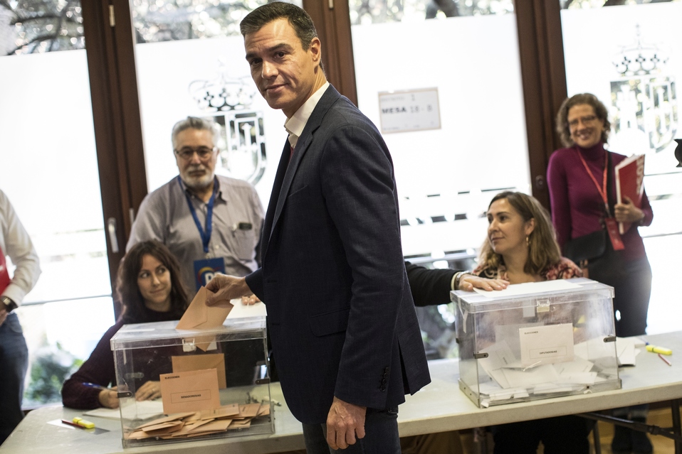 El primer ministro provisional y candidato socialista de España, Pedro Sánchez, emite su voto en las afueras de Madrid. (Agencia AP)