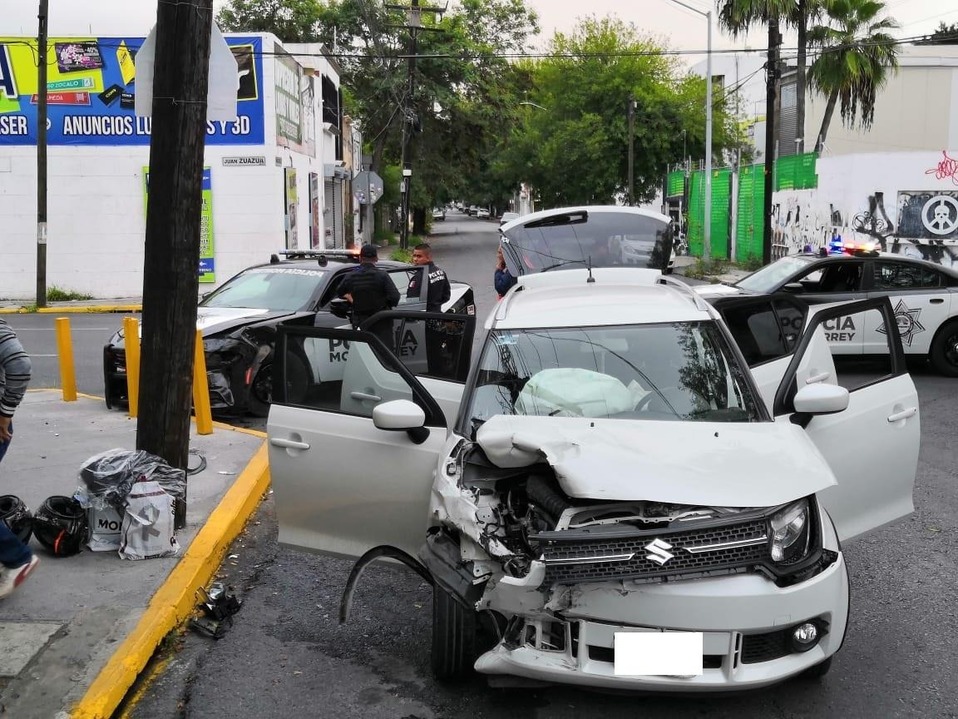 El oficial se dirigía en camino a un reporte de auxilio, y al no respetar los señalamientos de transito protagonizo el impacto (Foto: Erik Solheim)