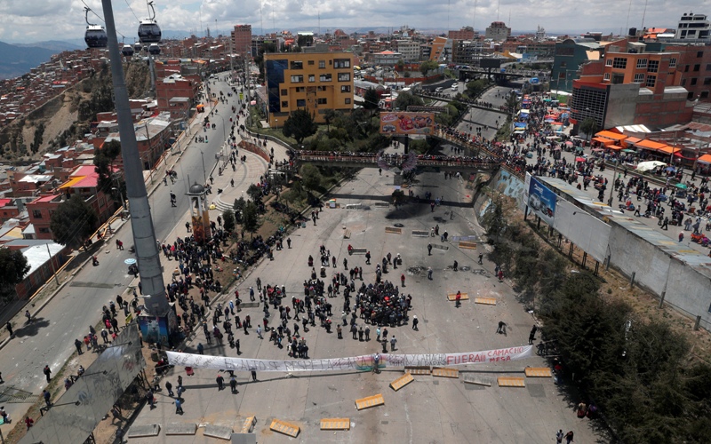 Protestas en Bolivia ante la exigencia de que Evo Morales renuncie a su cargo. / AP