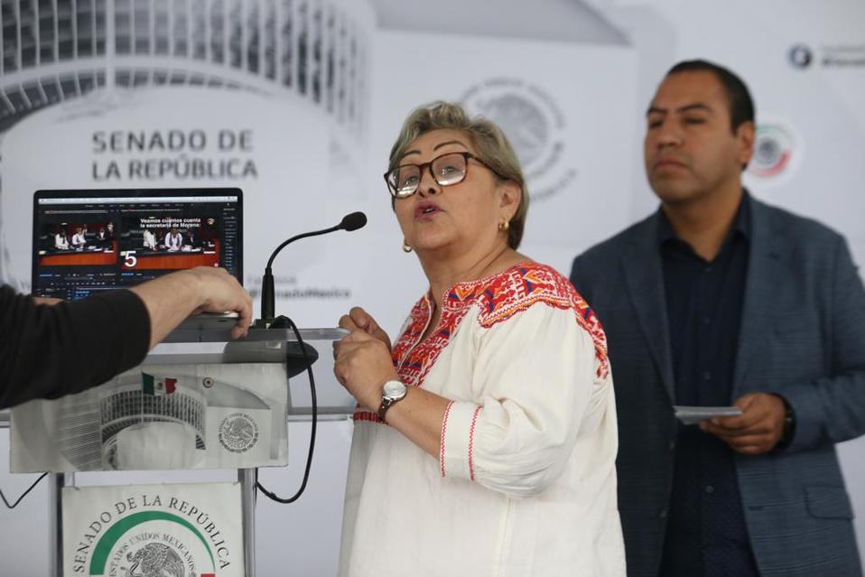 Los senadores de morena , Martha guerrero y Eduardo Ramírez , en conferencia de prensa (Jorge Carballo)