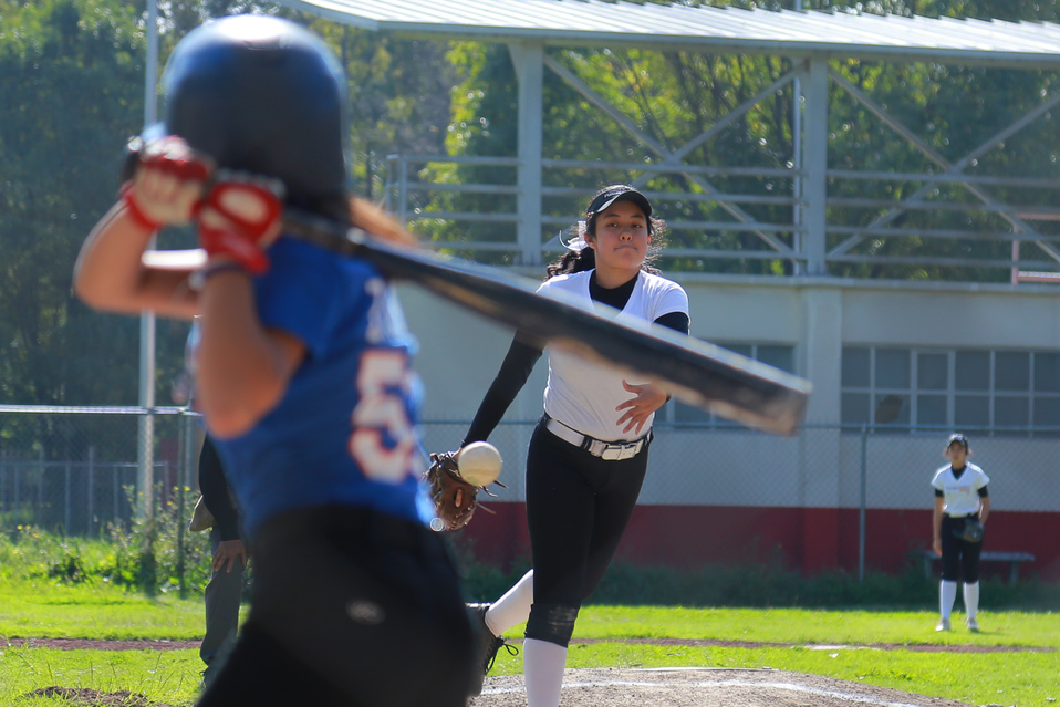 Sofbolistas entregadas al deporte (Carlos Cruz)