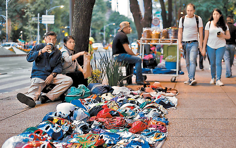 Comerciantes ofrecen mercancía sobre Paseo de la Reforma. (Araceli López)