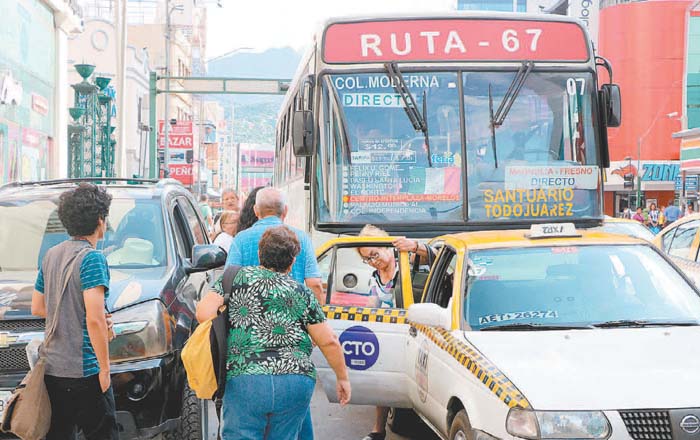 El coordinador de la fracción panista, Carlos de la Fuente, informó que a más tardar en 15 días circularán un anteproyecto de la ley. Leonel Rocha/Arc