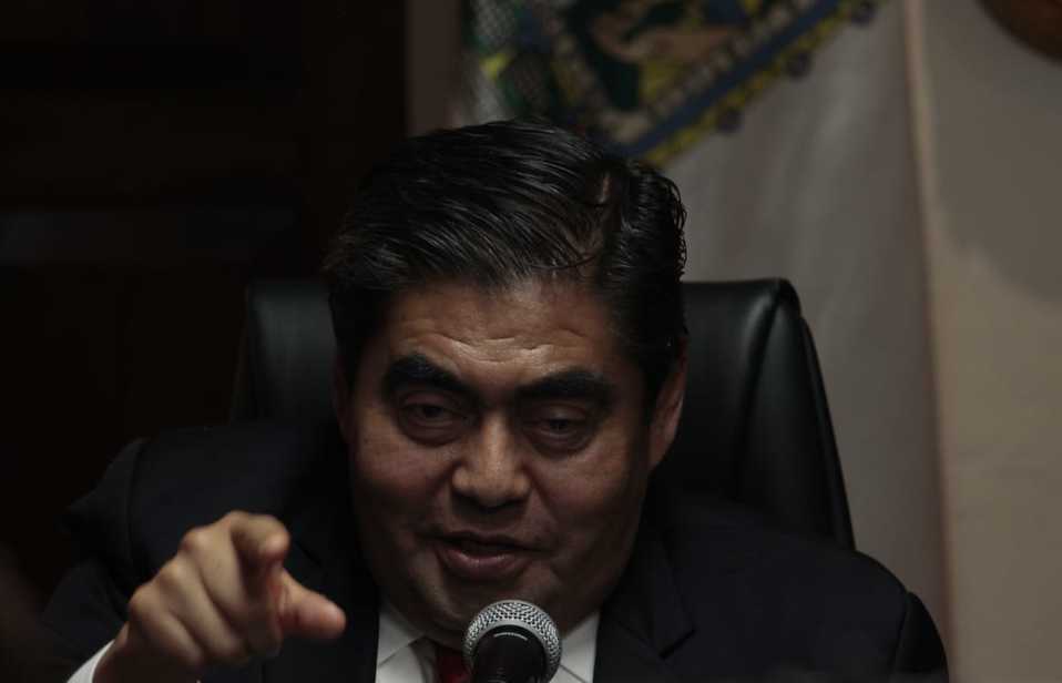El gobernador Miguel Barbosa Huerta, anunció que ya inició el proceso de de revocación, al no cumplirse el plazo necesario. (Melanie Torres)