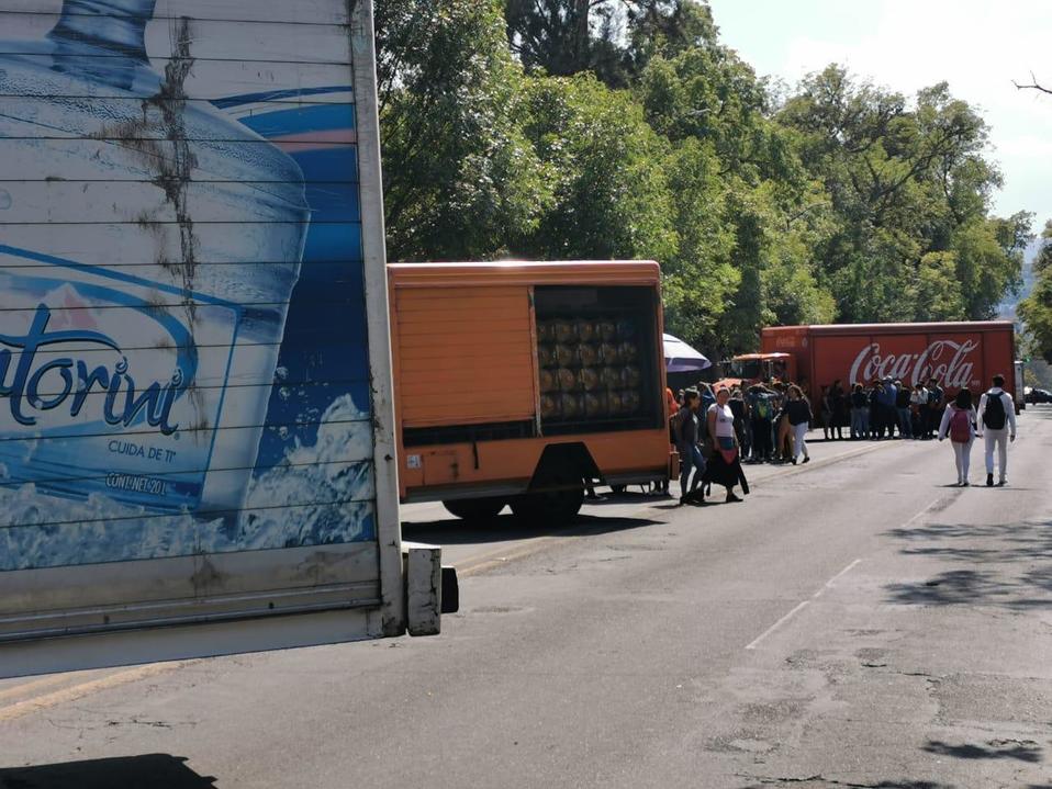 Los normalistas tomaron camiones para bloquear vialidades. (Especial)
